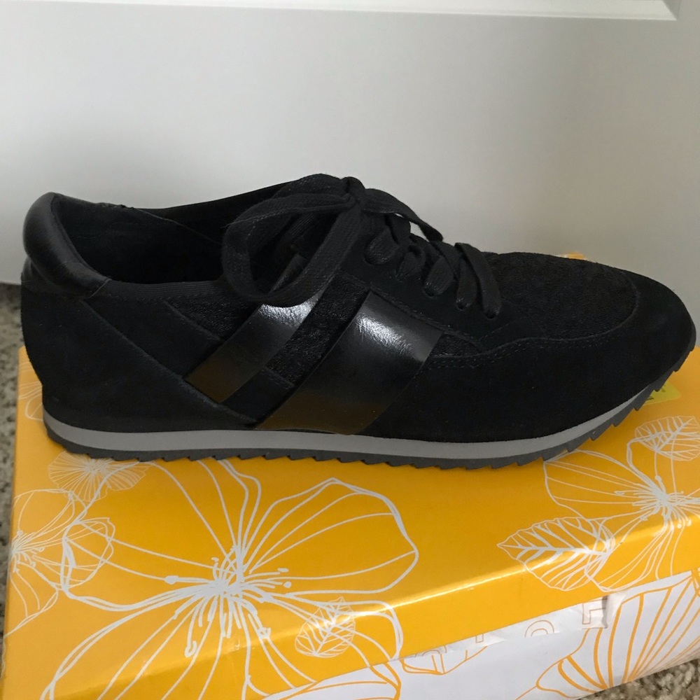 Black fashion sneaker 8.5